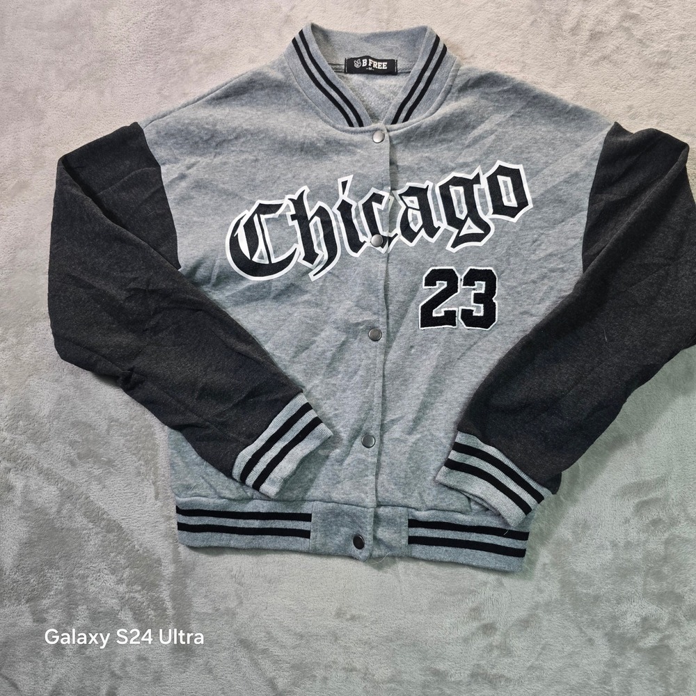 B Free Chicago 23 Varsity Snap Sweatshirt Gray Black Mens Medium Collegiate
